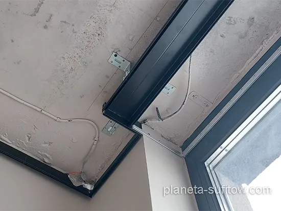 montaż wnęki na karnisz sufitowy