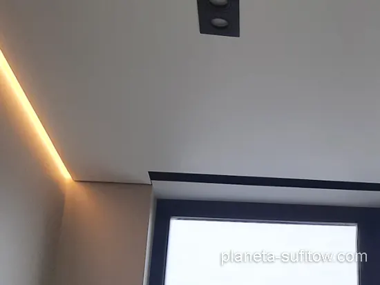 wnęka w suficie na karnisz
