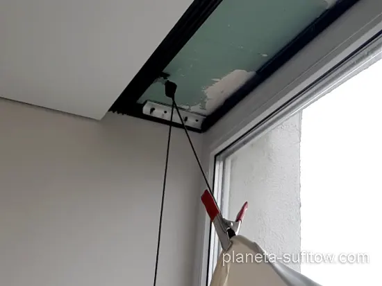 instalacja karniszu w sufit napinany