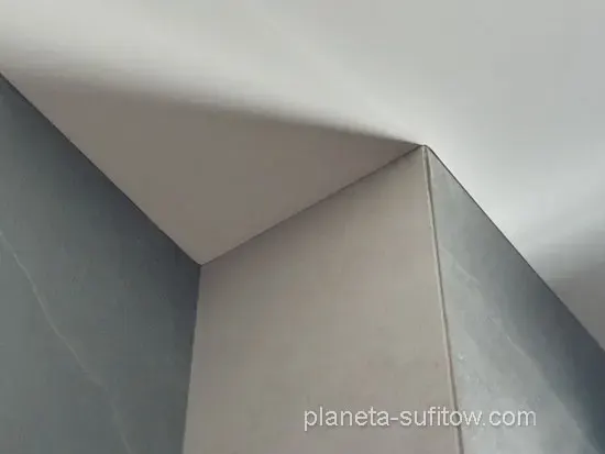 płytka i sufit napinany bez listew