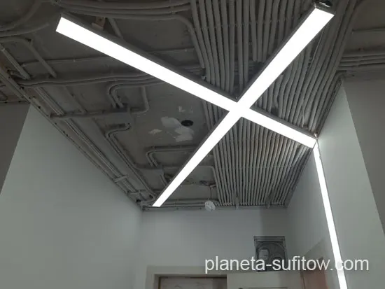 proces instalacji linii świetlnych na przewodach na suficie