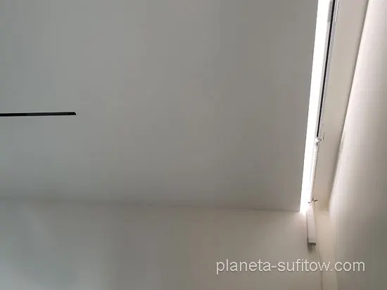 montaż karniszu elektrycznego w sufit