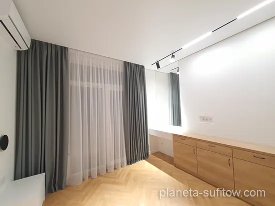 karnisz wpuszczany w sufit napinany