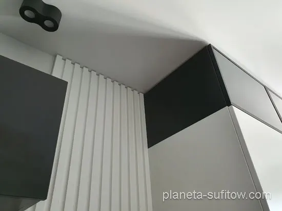 sufit napinany a pod nim szafka
