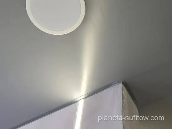 połączenie sufitu napinanego ze ścianą