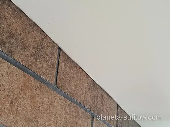 montaż sufitu napinanego nad płytkami