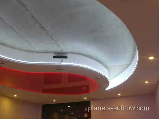 montaż świecącego sufitu napinanego