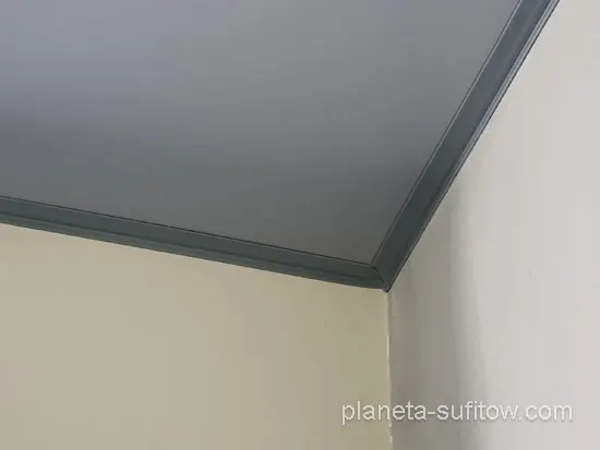 listwą po obwodzie sufitu napinanego