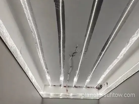 taśmy są przyklajane na paski folii metalicznej