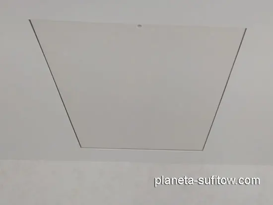sufit napinany wokół wejścia na strych