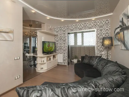 błyszczący sufit w salonie