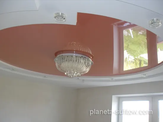 beżowy sufit napinany lustrzany