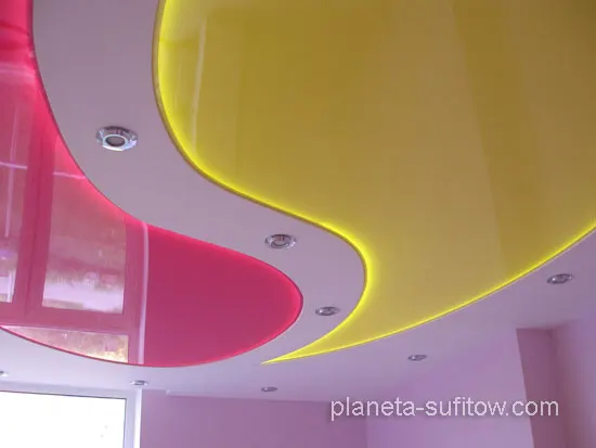 podświetlany sufit napinany a w środku czarna lustrzana folia