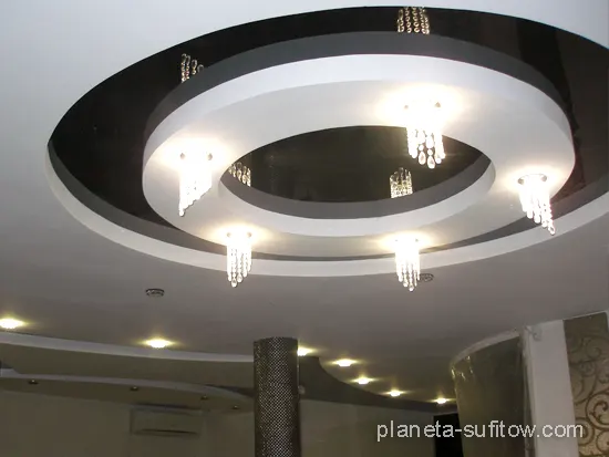 czarny sufit w salonie wzory