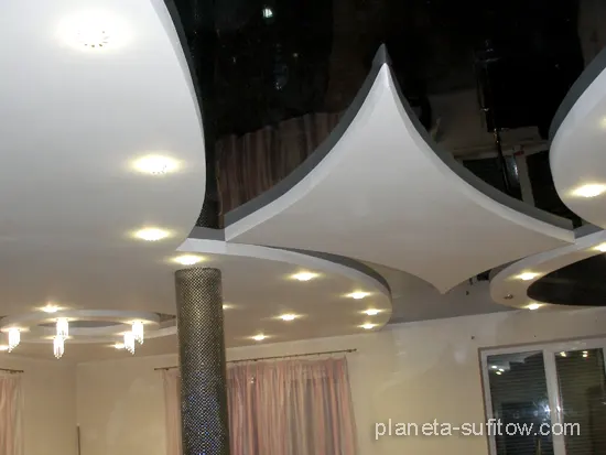 salon z czarnym sufitem