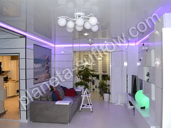ledy przy suficie w salonie