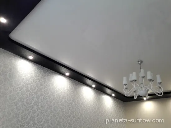dwupoziomowy sufit czarno-biały