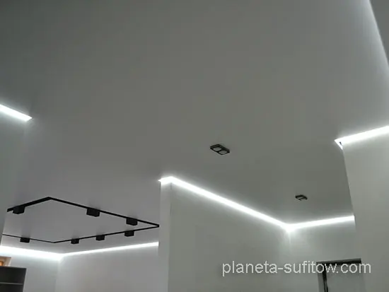 sufit napinany z ledami w salonie