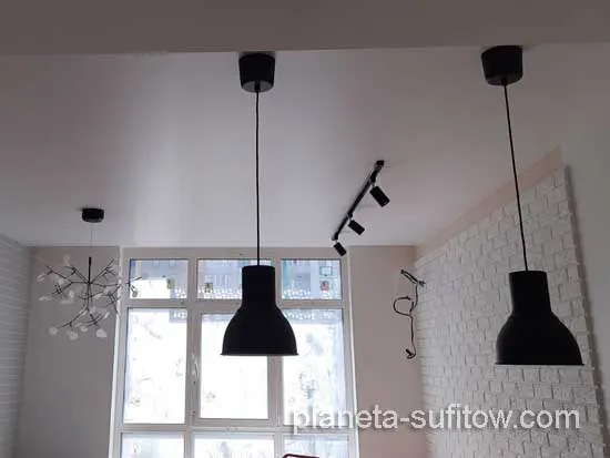 różne lampy w suficie napinanym
