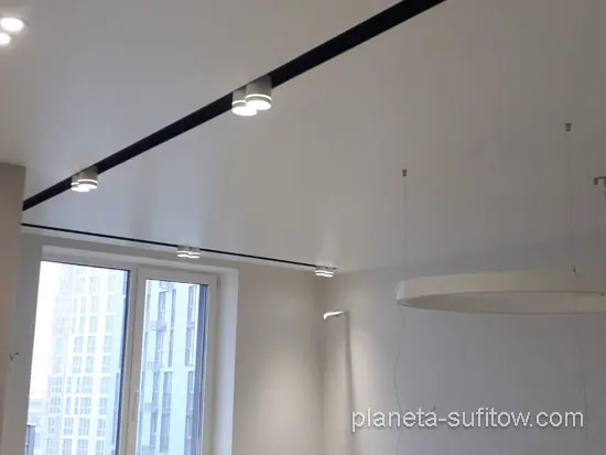 projekt sufitu napinanego w salonie
