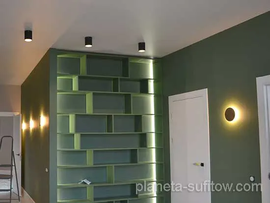 matowy sufit biały w korytarzu