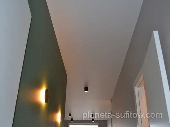 biały matowy sufit wzory