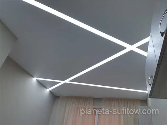 linie świecące na suficie w salonie