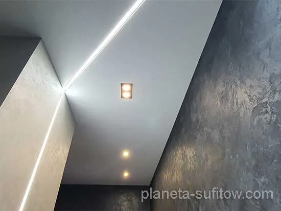 linia światla od sufitu na ściane