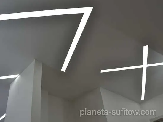 sufit latający w korytarzu