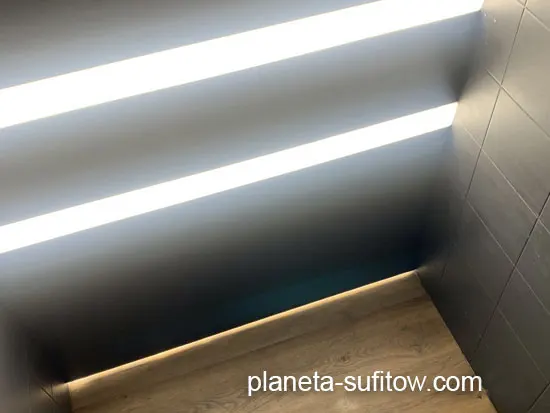 czarny sufit z LED do łazienki