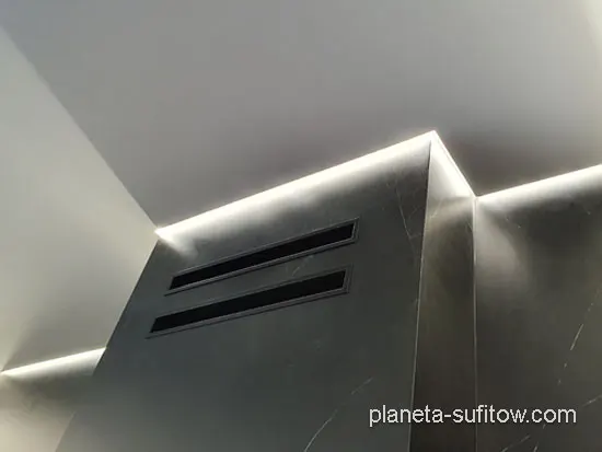 sufit napinany nad kominkiem z podświetleniem