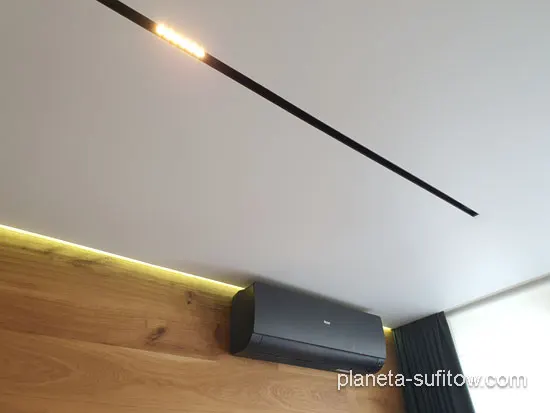 biały matowy sufit w sypialni