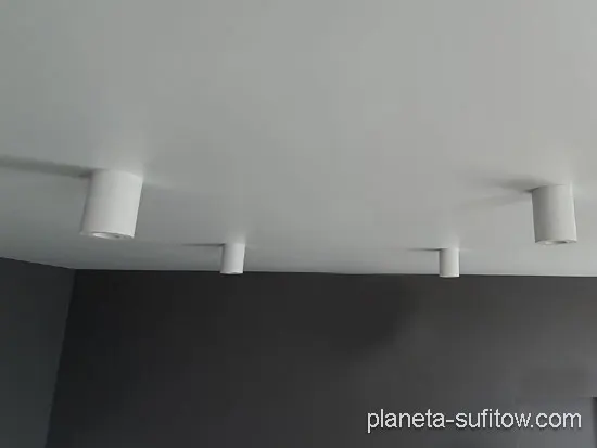 białe reflektory na suficie napinanym