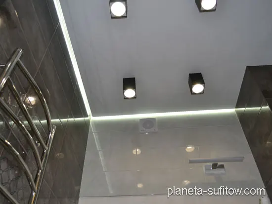 sufit z LED po obwodzie