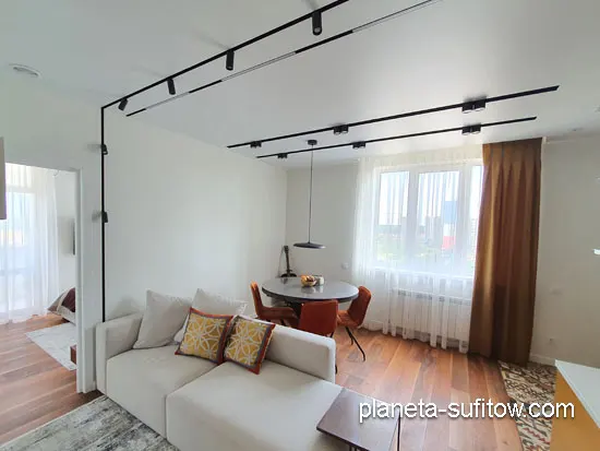 wnęki na lampy w suficie napinanym