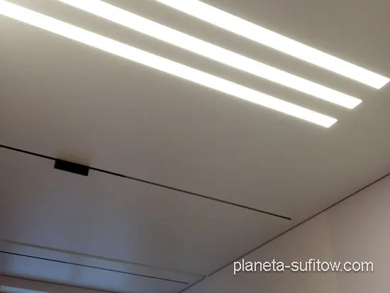 linie LED na suficie