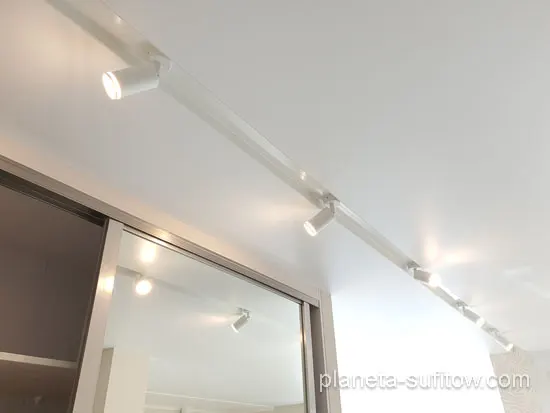 białe wnęki na lampy w suficie