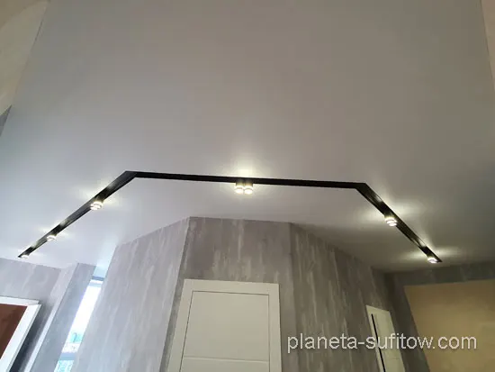 wnęki z lampami wzdłuż korytarza