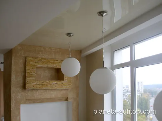 wiszące lampy w lustrzanym suficie