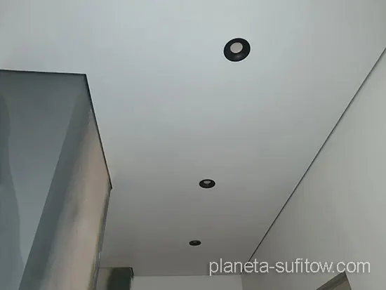 sufit napinany z lampamy wpuszczanymi