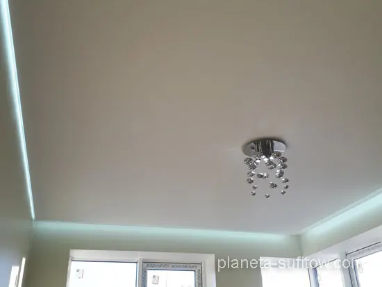 salon z LED na suficie
