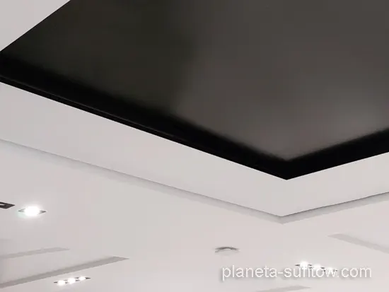 dwupoziomowy czarny z białym sufit