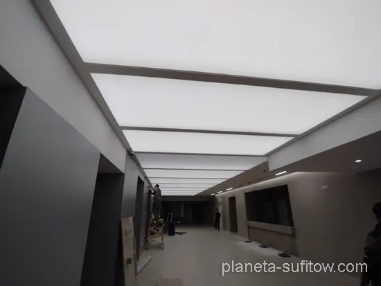 sufit podświetlany cały w biurze
