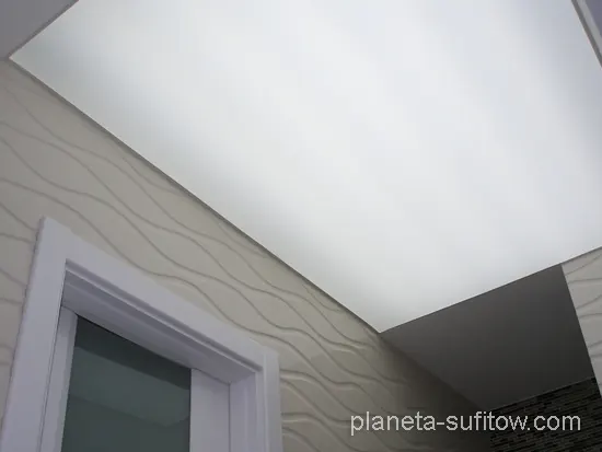 cały świecący sufit w łazience