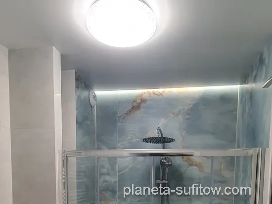 biały matowy sufit do łazienki