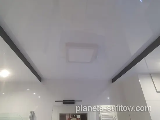 dwupoziomowy sufit do łazienki