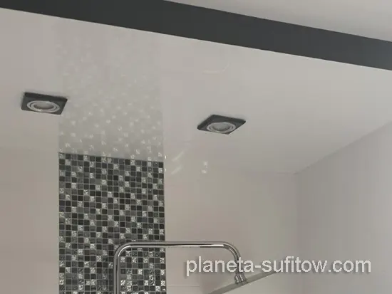 dwupoziomowy sufit w łazience