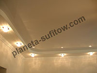 sufit napinany w salonie