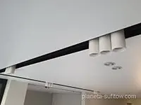 czarne wnęki na suficie napinanym